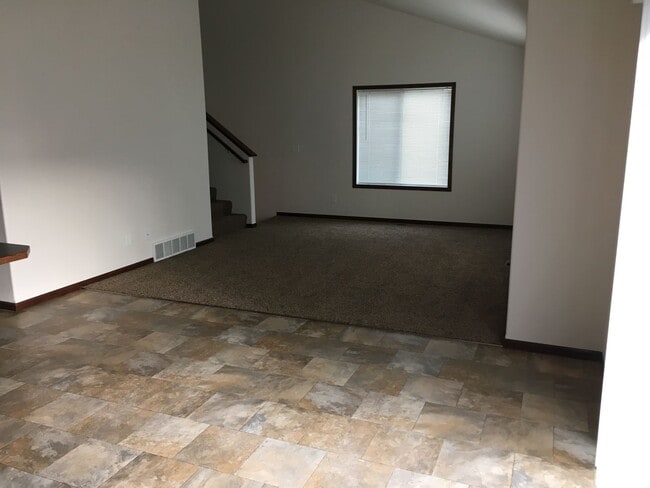 Building Photo - 3 Bed 3 Bath Single Family Townhome