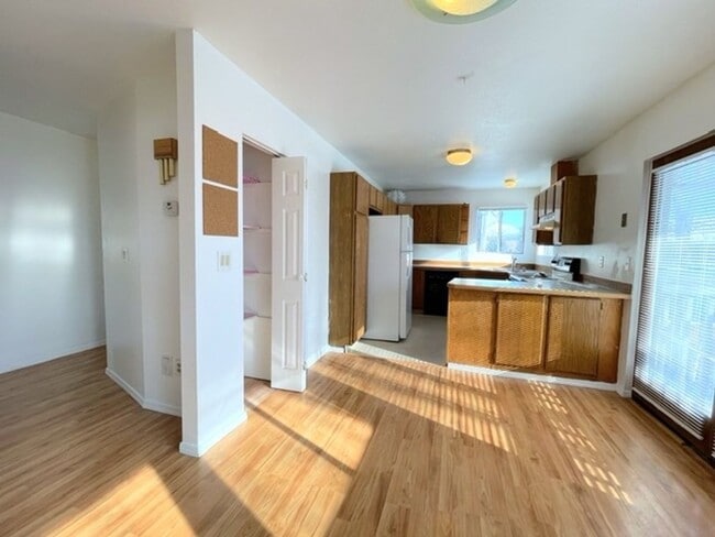 Building Photo - RARE FIND! Spacious and bright three bedro...