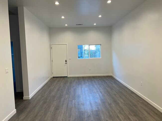 Building Photo - 1141 N Orange Dr