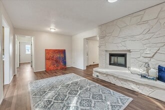 Building Photo - 3 bed, 2 bath, 2 livings