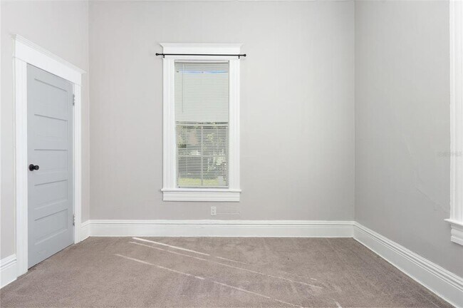 Building Photo - 906 E 11th Ave