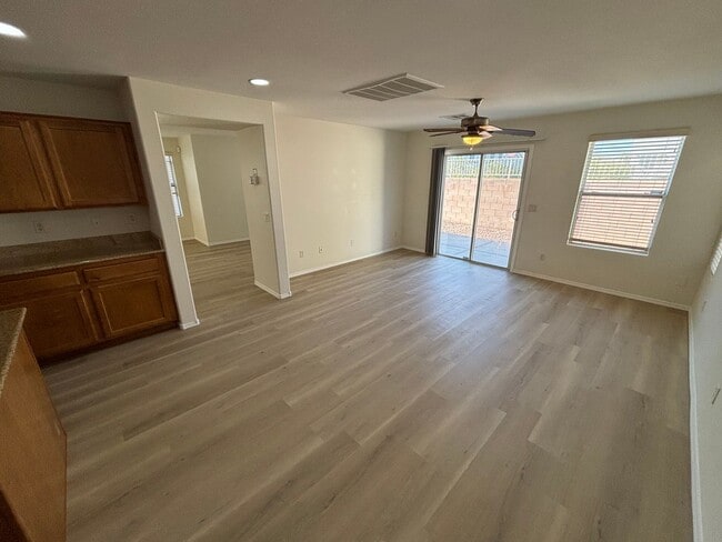 Building Photo - Gorgeous 3bed/1bath w/ 2 Car Garage locate...