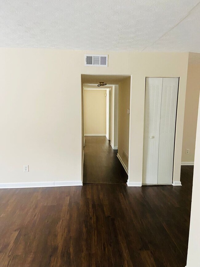 Building Photo - 3 bedrooms /2 bath Condo Available Now