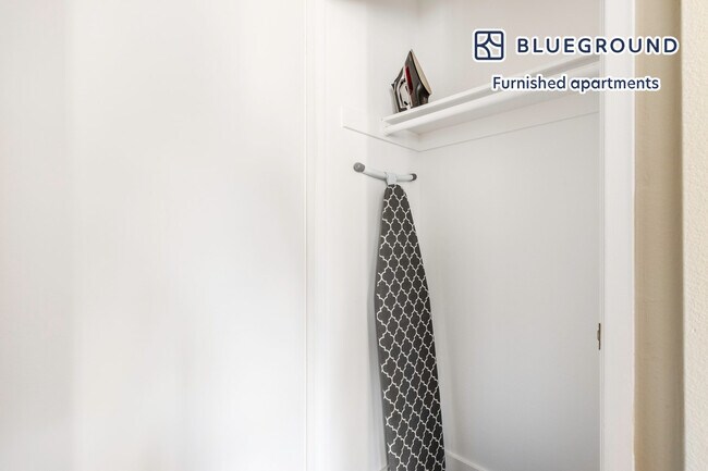 Building Photo - 960 N Alfred St