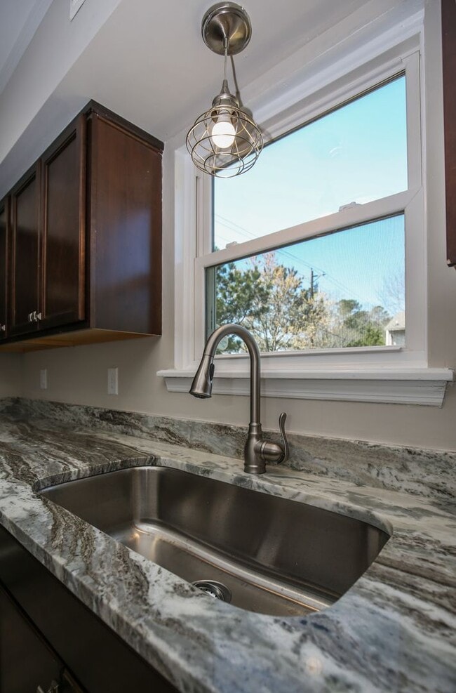 Building Photo - Updated Townhome w/GARAGE in BRANCHWOOD!