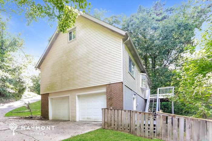 Building Photo - 2420 Burgundy Dr