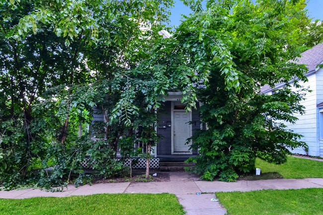 Building Photo - 454 Sherburne Ave