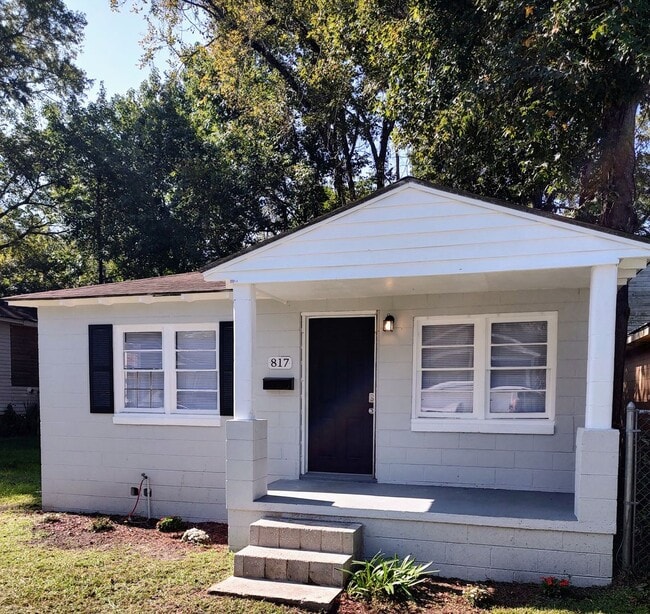 Building Photo - Very nice 2BR/1BA Home In Downtown Savannah
