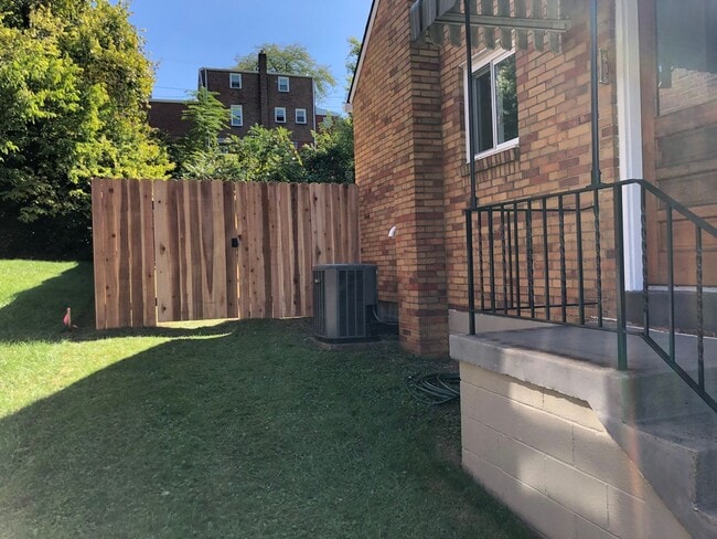 Building Photo - AVAILABLE AUGUST 1ST! DON'T MISS THIS BEAUTIFUL 3 BEDROOM IN WEST MIFFLIN!