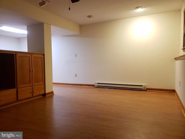 Building Photo - 724 Hillcrest Dr