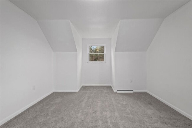 Building Photo - Renovated 4 Bed in Carrick