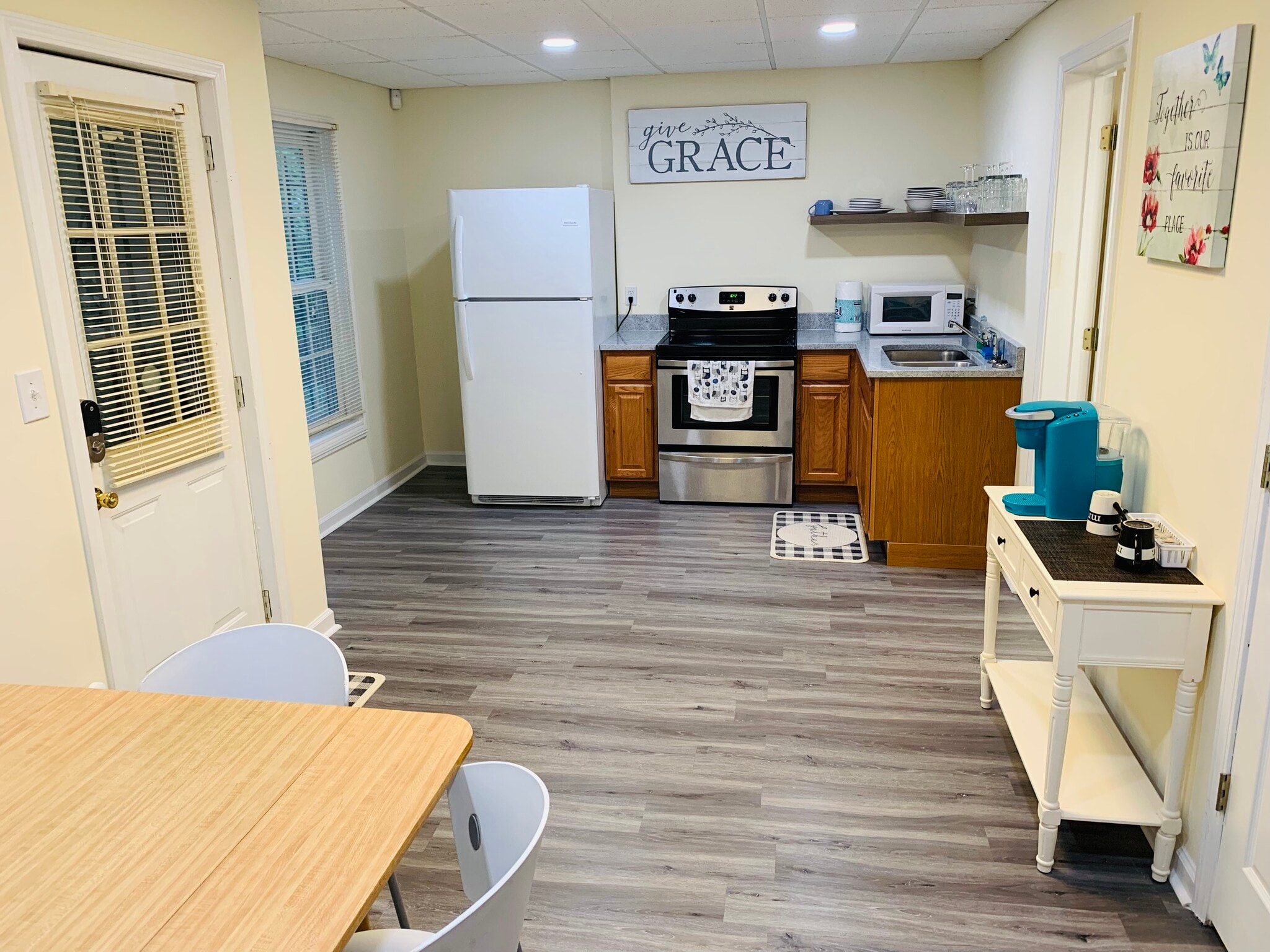 The thoughtfully-designed kitchen comes with plentiful cabinet space and contemporary appliances, ma - 2337 Ashmel Ct SW