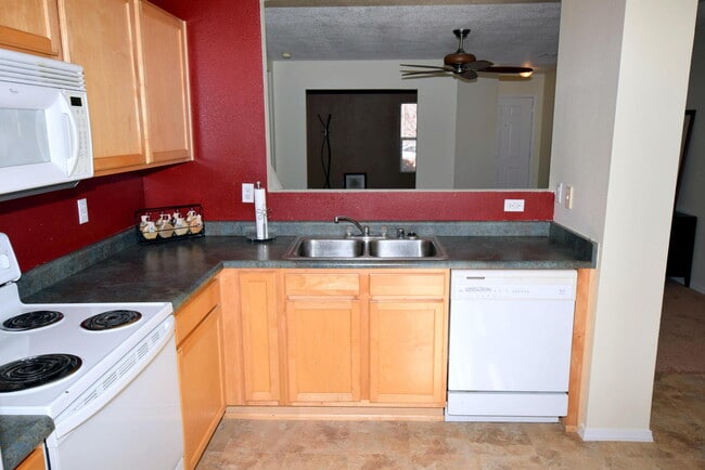 Building Photo - VISTA DEL NORTE 2 bedroom 2 bath 2/CG