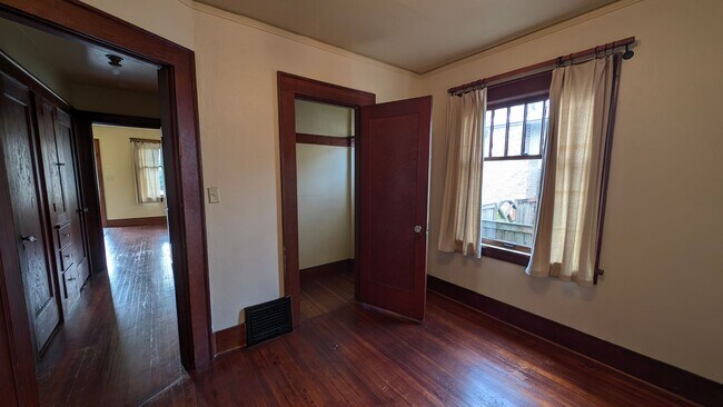 Building Photo - Charming 3 Bedroom House in Downtown