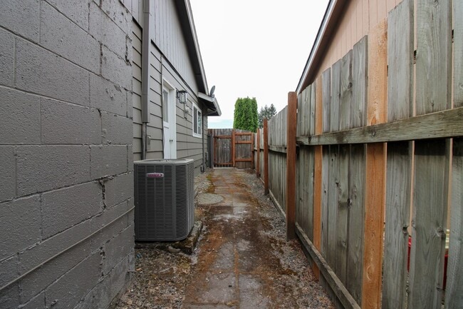 Building Photo - 4998 Arrowood Ct SE