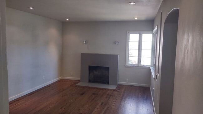 Building Photo - 568 Robertson Way
