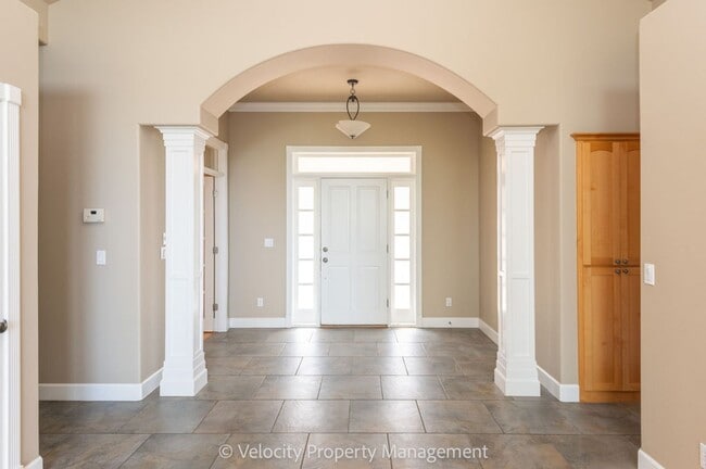 Building Photo - Awbrey Butte Home with Views!