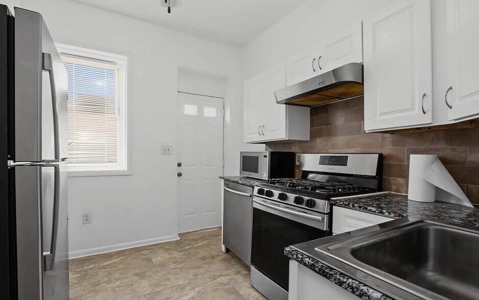 Building Photo - 460 S Pershing Ave