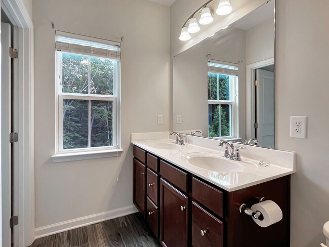 Building Photo - Move-In Ready Townhome with Finished Basem...