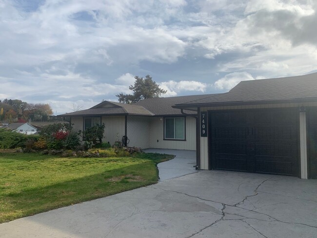 Building Photo - West Valley Home with Stunning Views