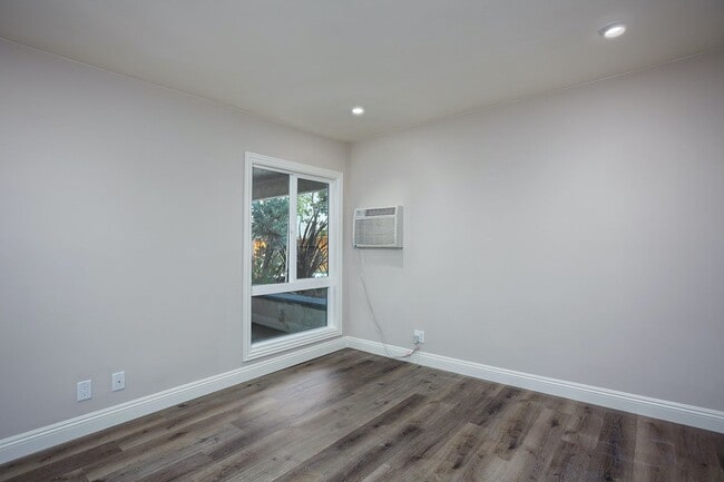 Building Photo - Newly Renovated 2 Bed + 2 Bath Condo in Pr...