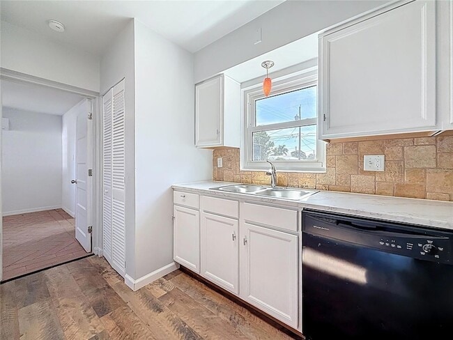 Building Photo - 5810 Tangerine Ave S