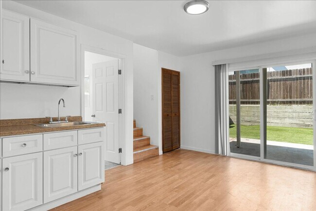 Building Photo - 107 S Aviation Blvd