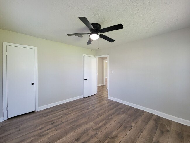 Building Photo - Welcome to this inviting single-family residence in the desirable South Park/Sunnyside area of Ho...
