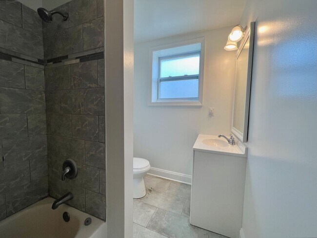 Building Photo - 212 W Burke St