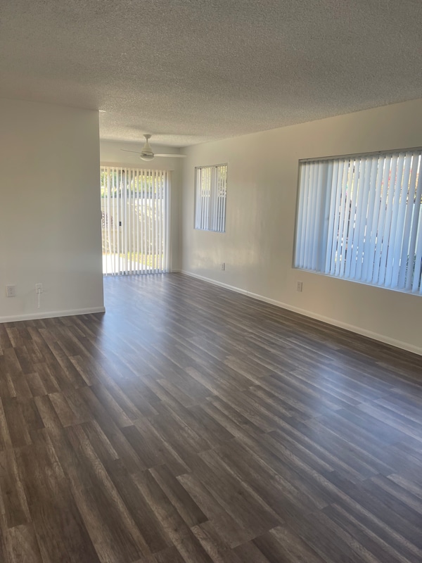 Building Photo - 555 Greenbrier Dr
