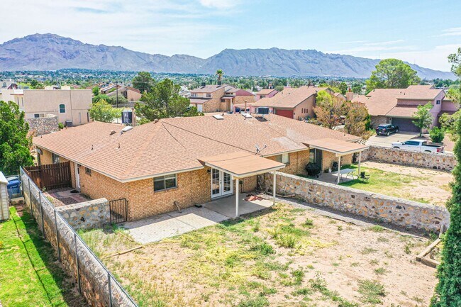 Building Photo - 601-603  Alicante Way