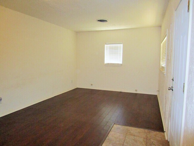 Building Photo - Cute One Bedroom House