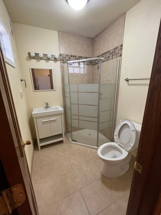 Building Photo - 1730 W Kilbourn Ave