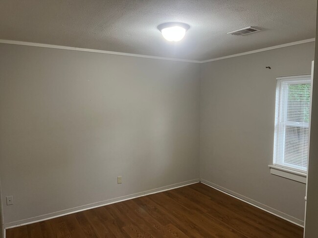 Building Photo - 2 Bed 1 Bath Duplex