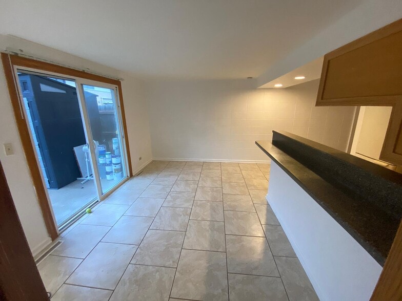 Dinning - 920 N Milwaukee Ave