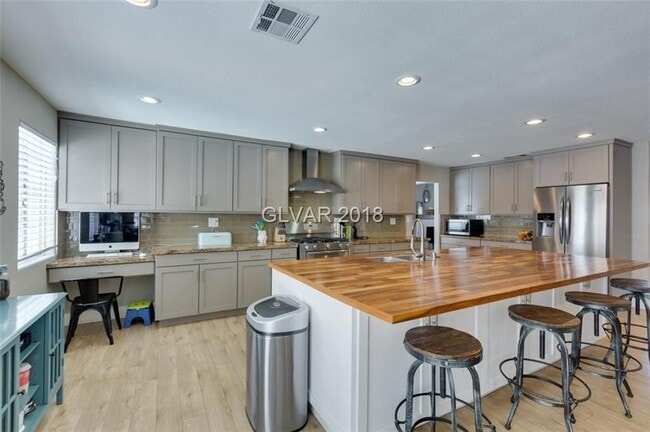 Building Photo - 6BD/5BA!! POOL/SPA!!