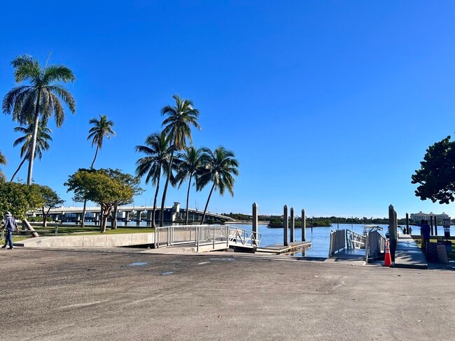 Building Photo - 101 S Golfview Rd