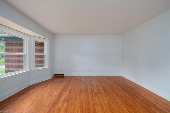 Building Photo - 5525 Greenefield Dr S