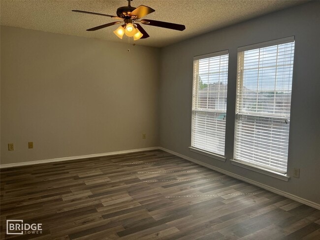 Building Photo - 1321 Overlook Dr