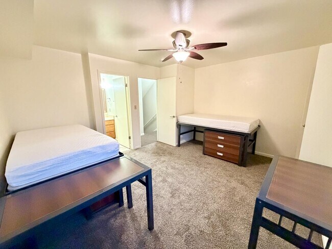 Building Photo - 136 E 400 N