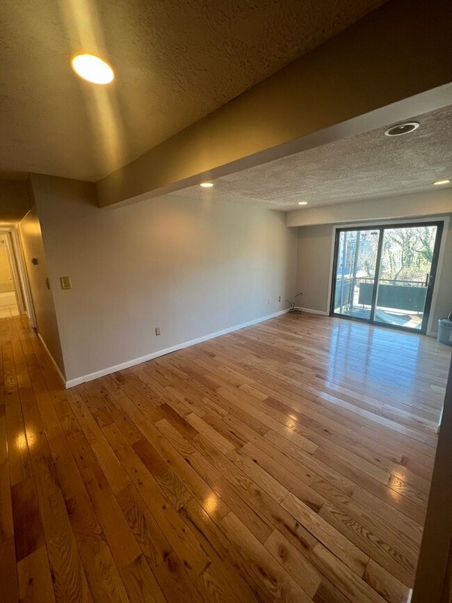Building Photo - Cozy 3 Bedroom 1 Bathroom Condo- Conveniently Located at DC line