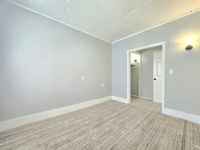Building Photo - 802 S 27th St