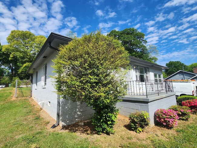 Building Photo - 120 Burbank Dr NW