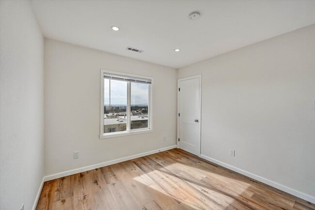 Building Photo - 123 Byxbee St