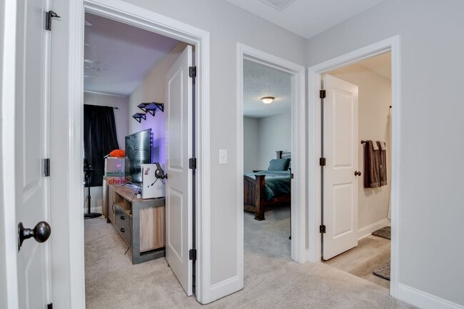 Building Photo - 4 Bedroom 2 Bathroom Two Story Home