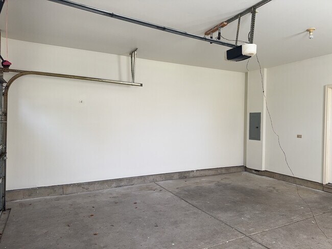 Building Photo - 2216 Evergreen Cir