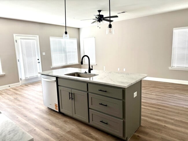 Building Photo - 4393 Ravenwood Park W