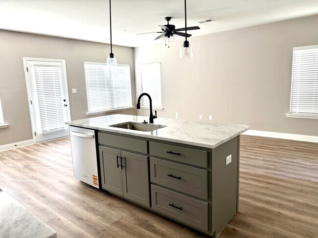 Building Photo - 4397 Ravenwood Park W