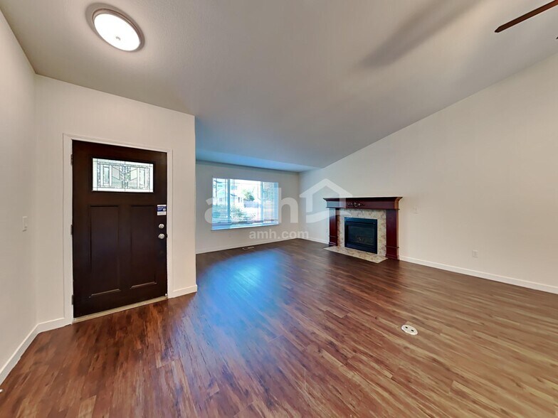Building Photo - 10415 Red Fern Ct SE