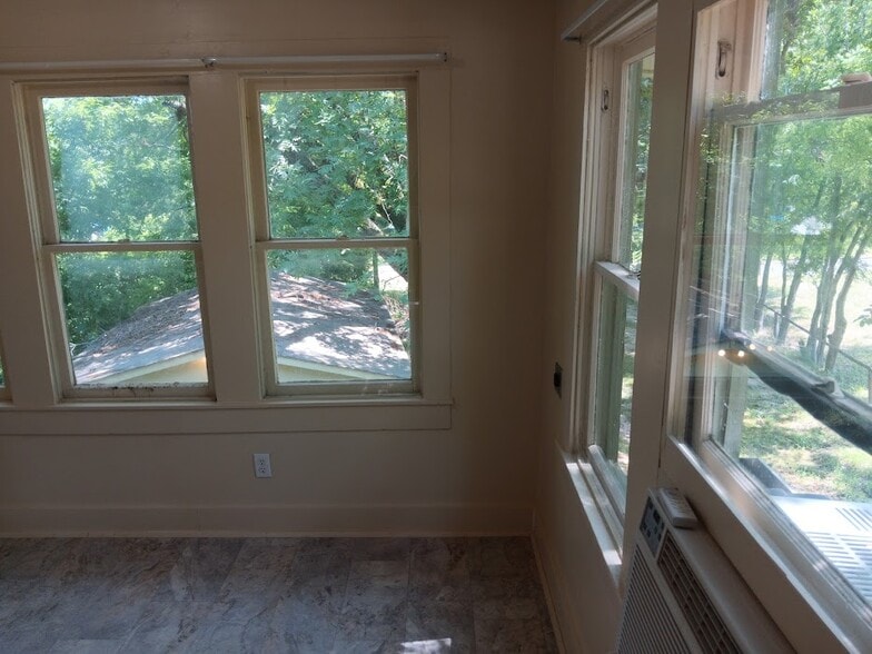 Building Photo - 112 E Nelson St